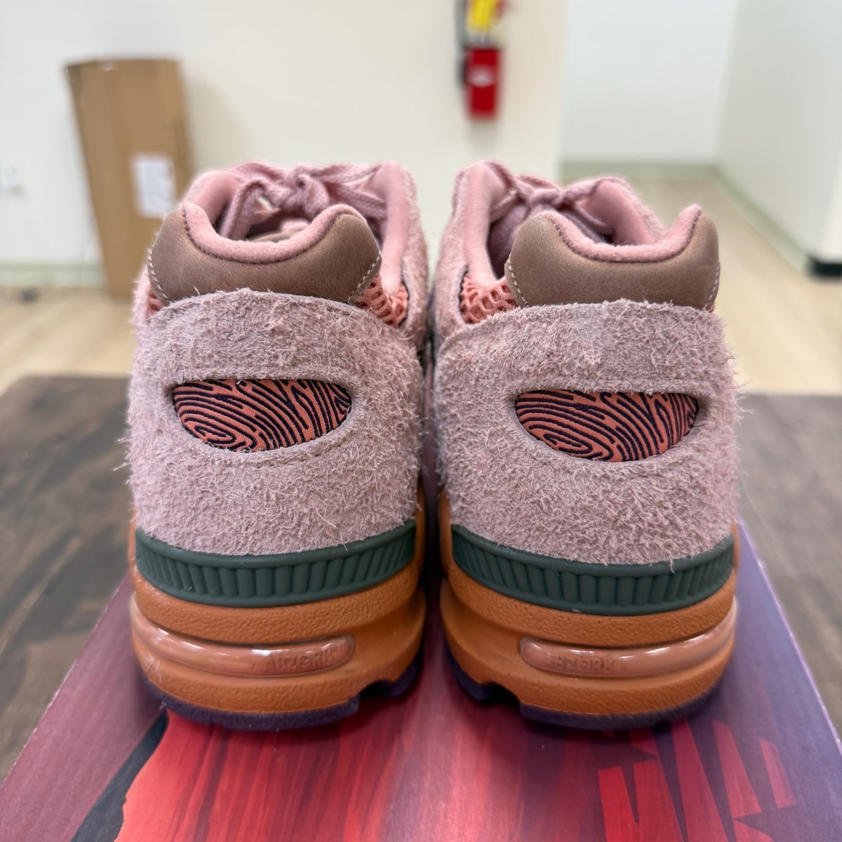 New Balance 990v2 Salehe Bembury Sand Be The Time Size 9.5 (Pre-Owned) - Image 3
