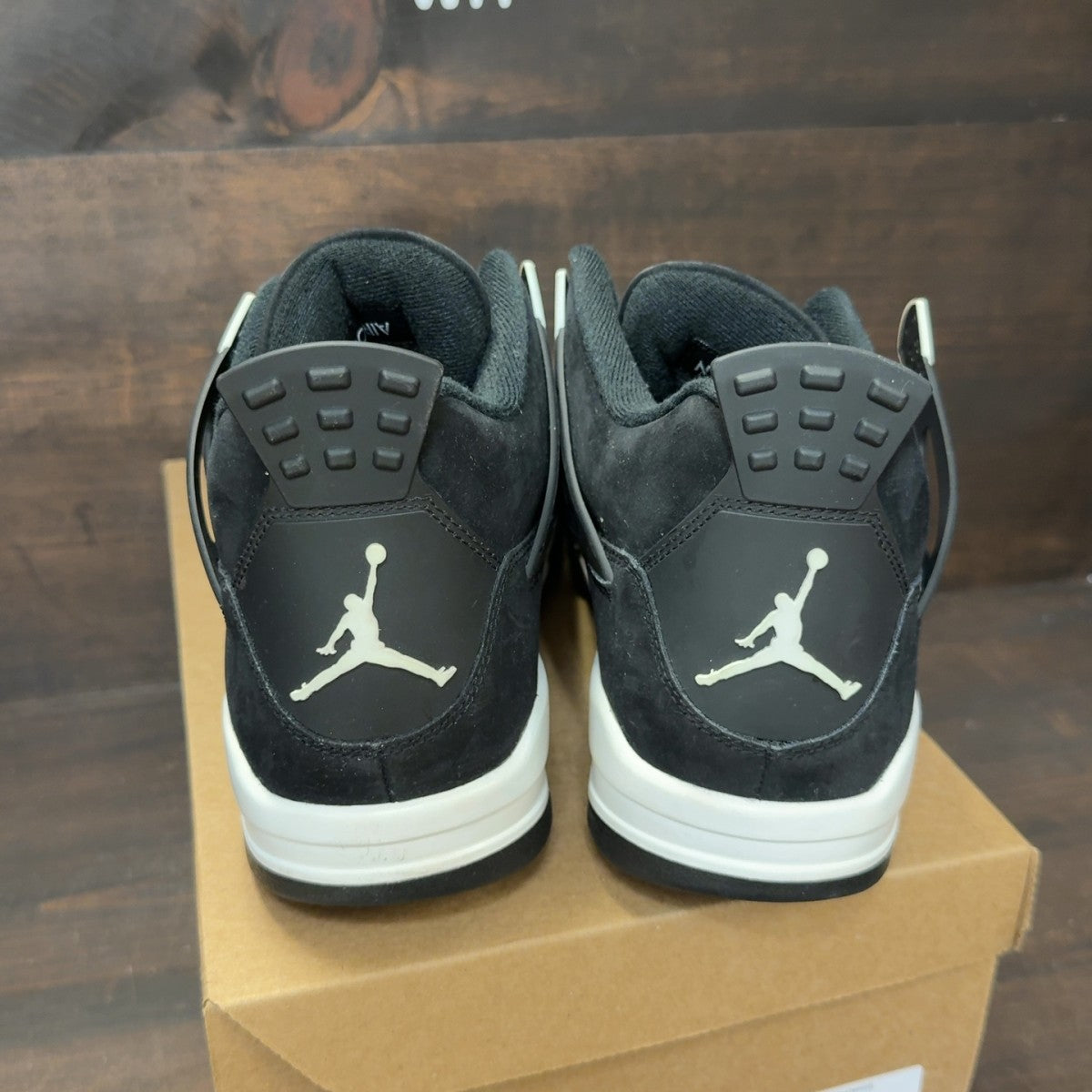 Jordan 4 Retro White Thunder Size 10.5 (Pre-Owned) - Image 4