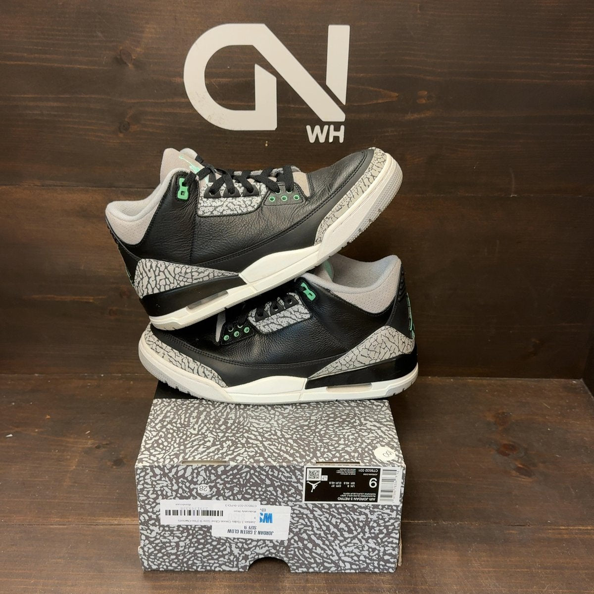 Jordan 3 Retro Green Glow Size 9 (Pre-Owned) - front