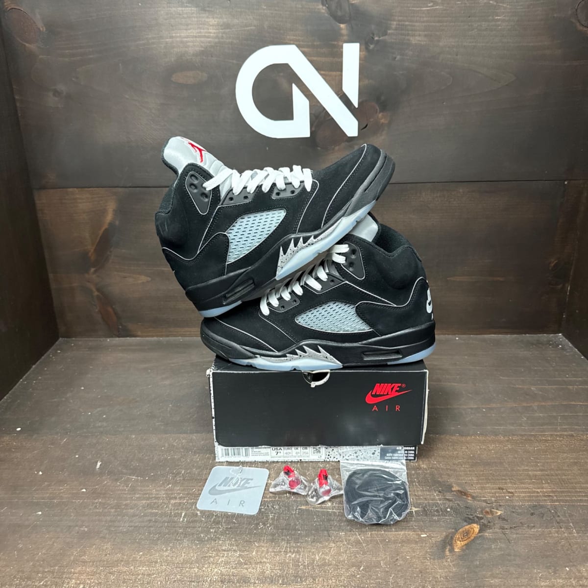 Jordan 5 Retro OG Black Metallic Reimagined Size 7.5 (Pre-Owned) - front