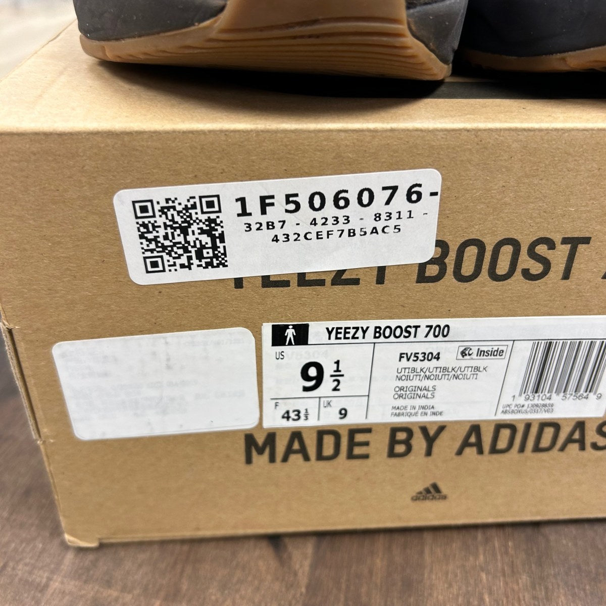 adidas Yeezy Boost 700 Utility Black Size 9.5 (Pre-Owned)