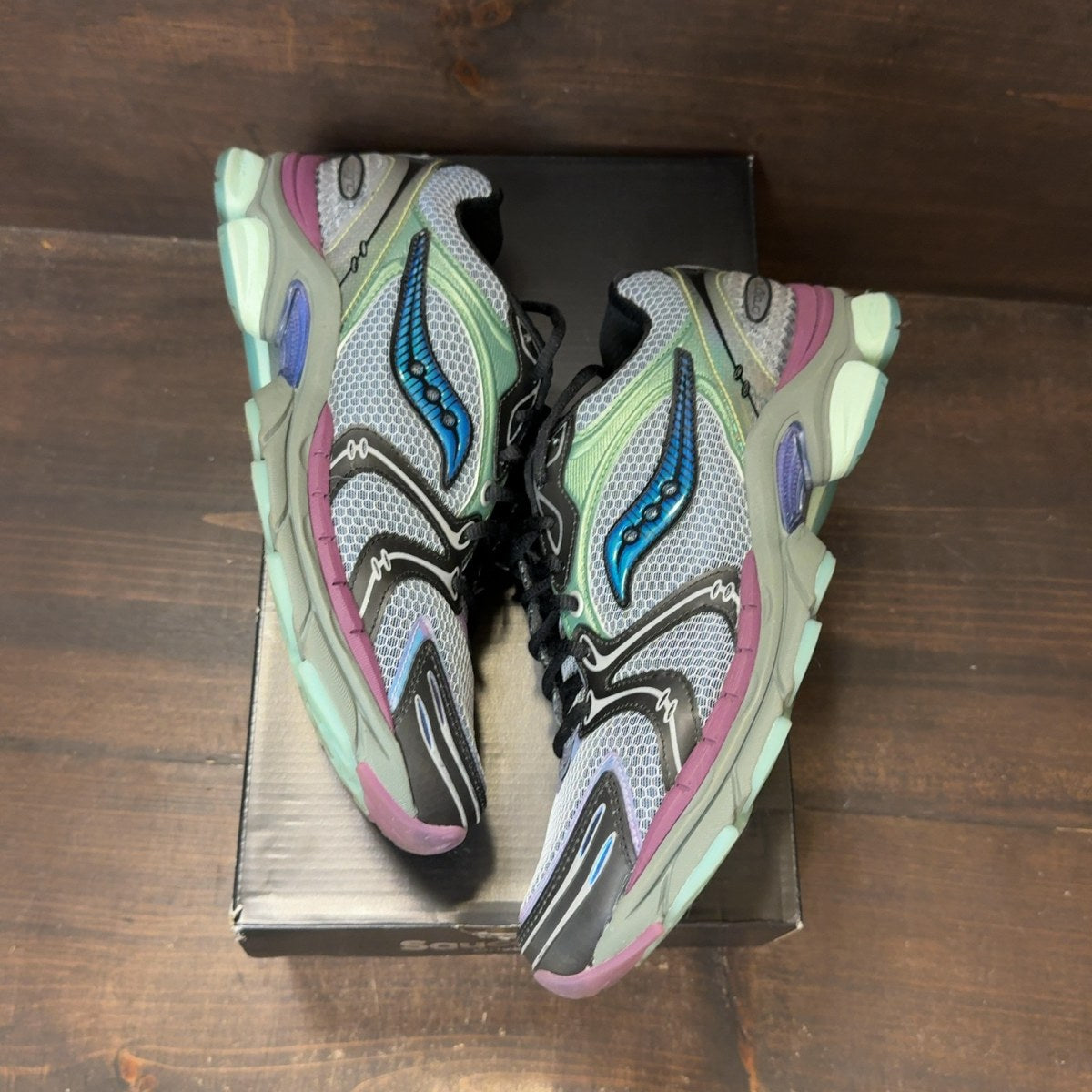 Saucony ProGrid Triumph 4 Winter Solstice Holographic Size 8.5 (Pre-Owned) - back