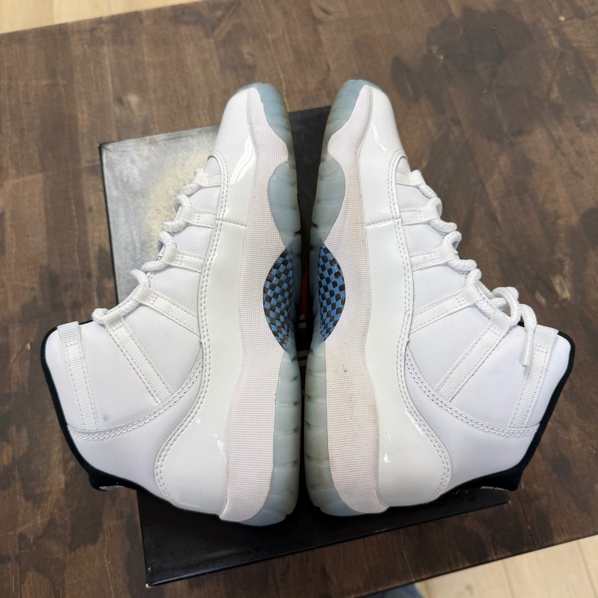 Jordan 11 Retro Legend Blue (2024) (GS) Size 7Y (Pre-Owned) - Image 5