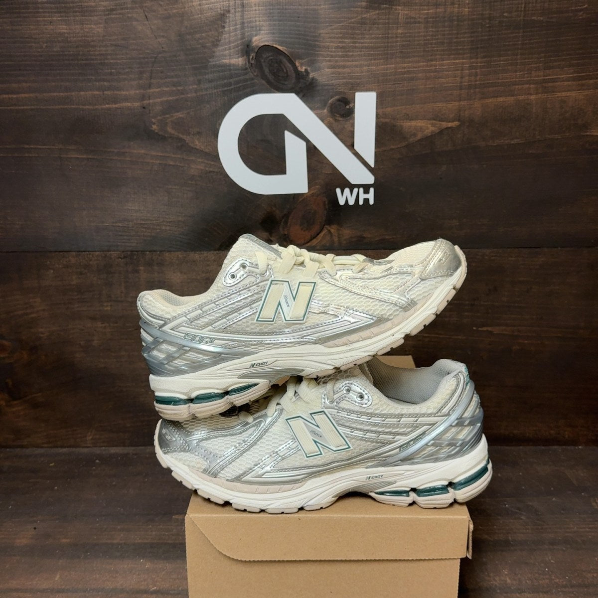 New Balance 1906R Silver Metallic Sea Salt Size 8.5 (Pre-Owned) - Image 1