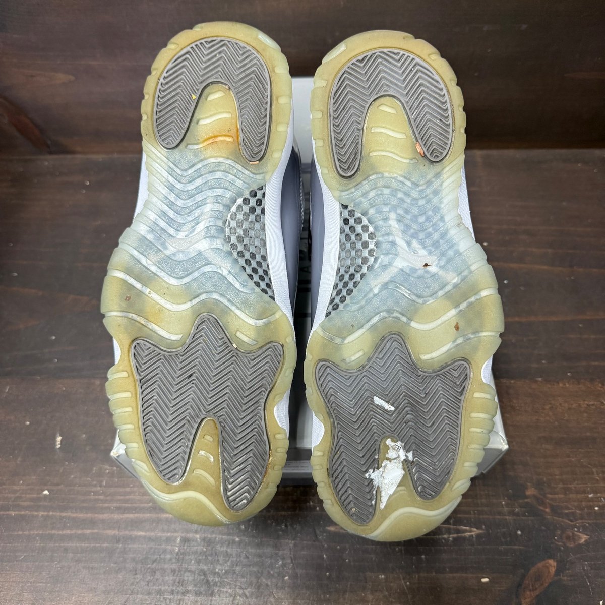 Jordan 11 Retro Cool Grey (2021) Size 10.5 (Pre-Owned) - box