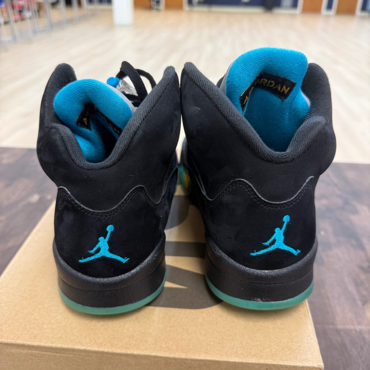 Jordan 5 Retro Aqua Size 9 (Pre-Owned) - Image 4