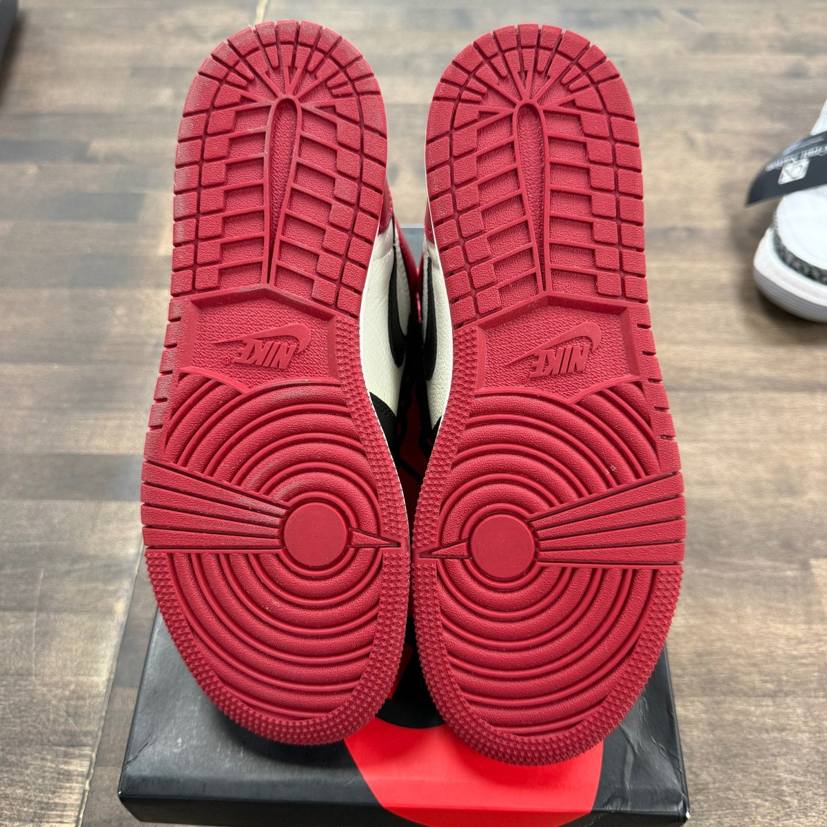 Jordan 1 Retro High Bred Toe (GS) Size 6Y (Pre-Owned) - Image 5