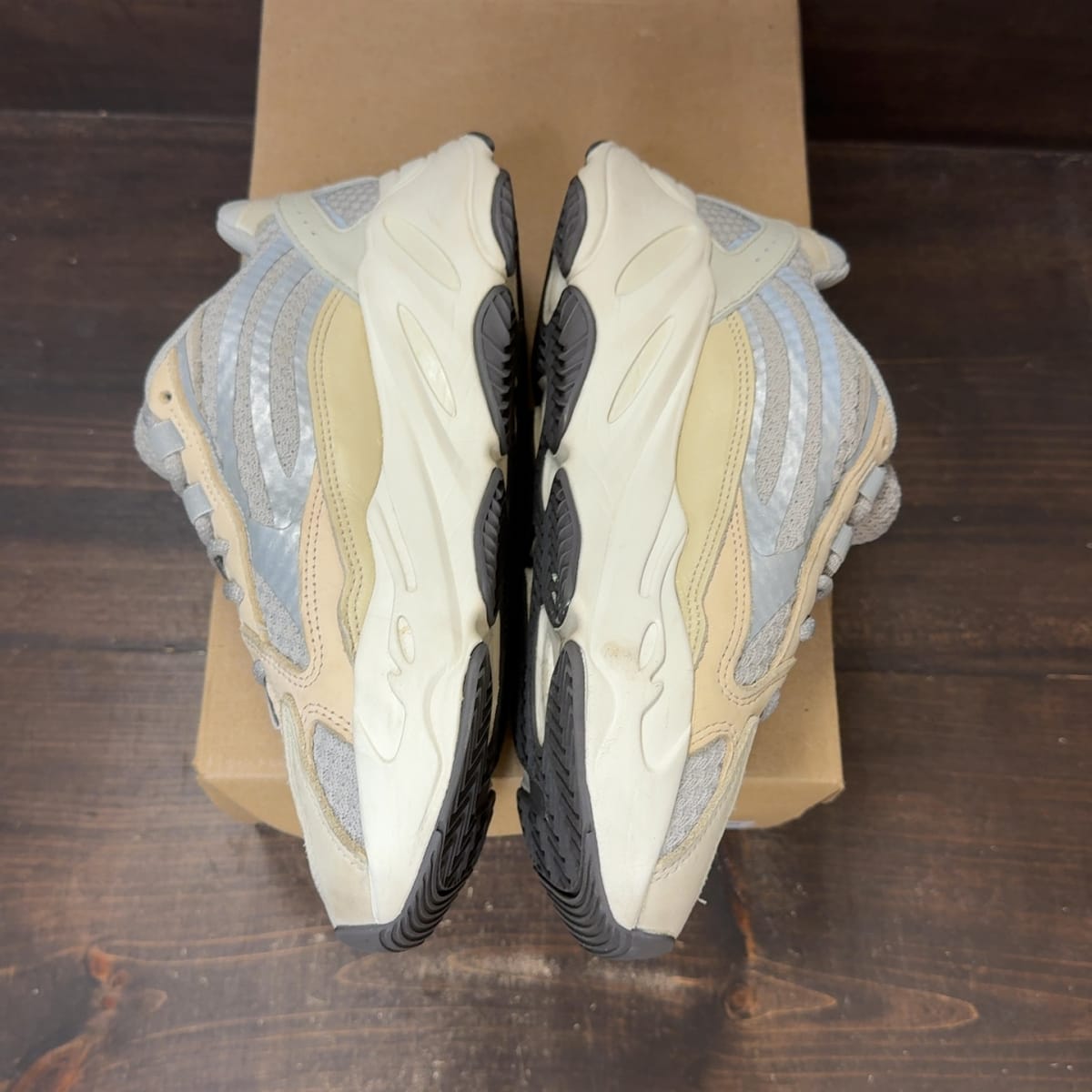 adidas Yeezy Boost 700 V2 Cream Size 7 (Pre-Owned) - aux