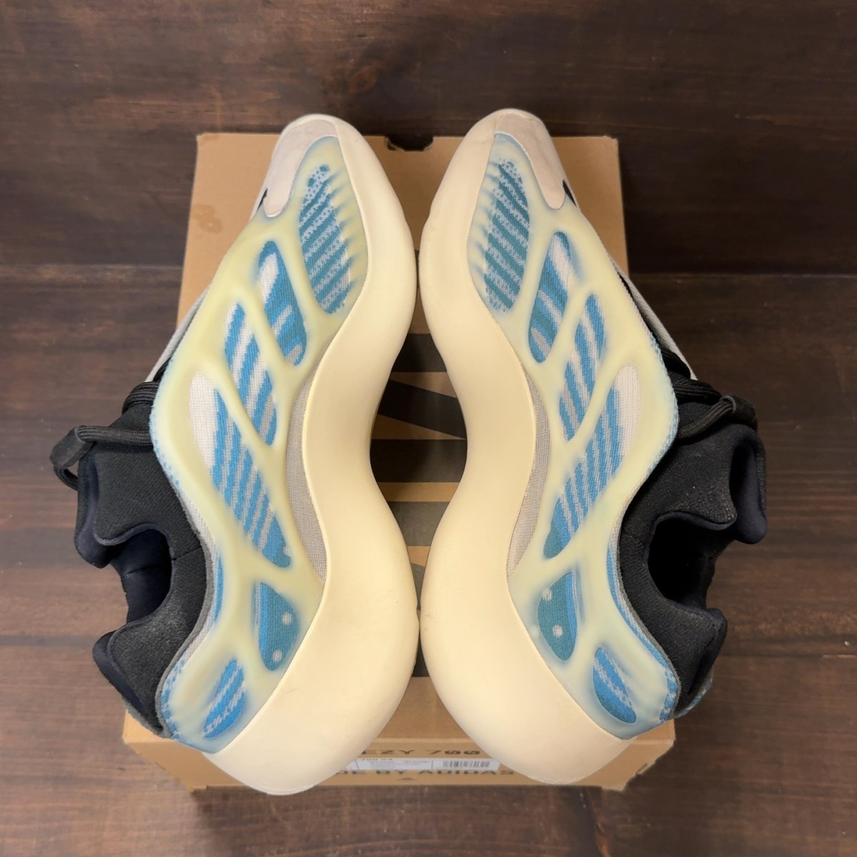adidas Yeezy 700 V3 Kyanite Size 12 (Pre-Owned)