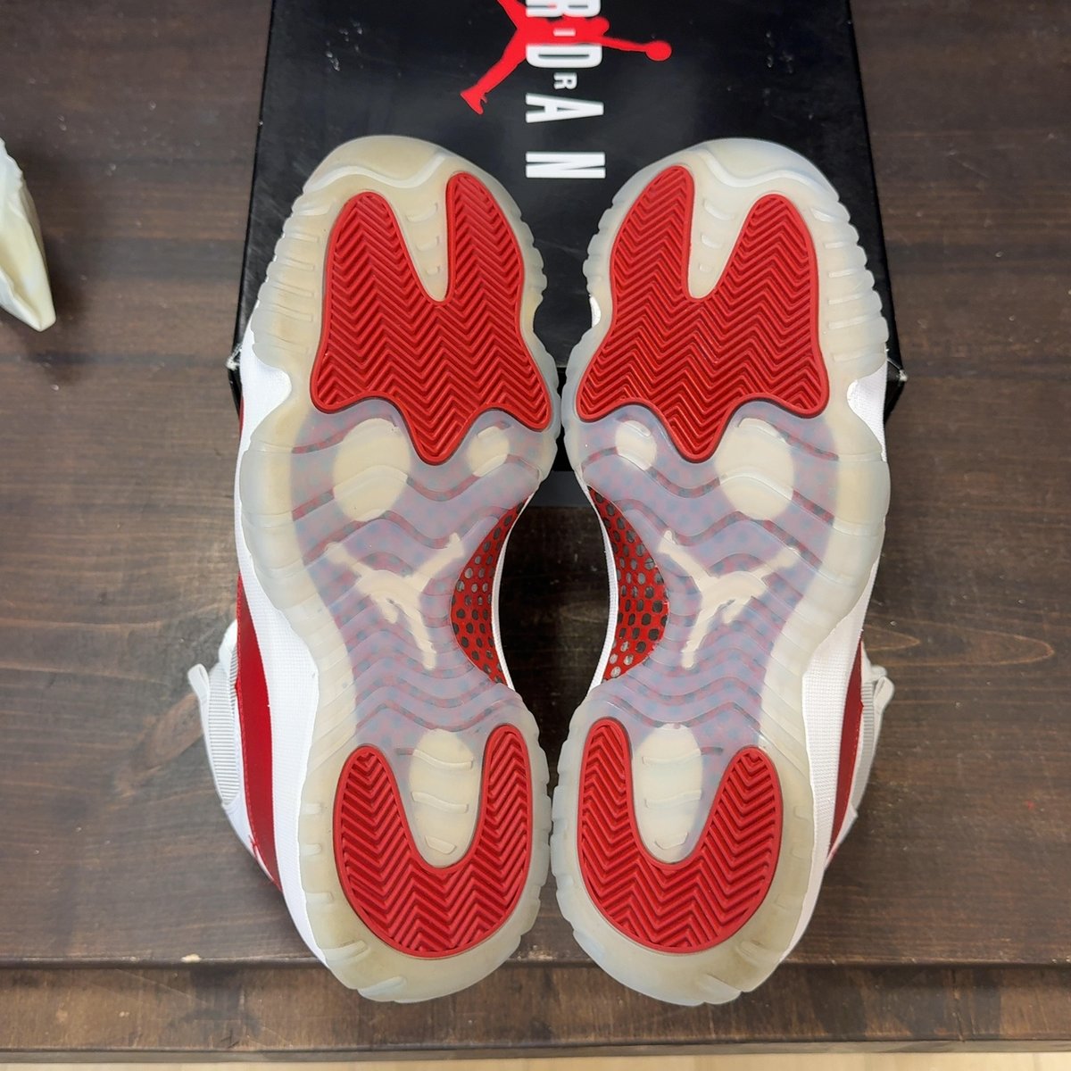 Jordan 11 Retro Cherry (2022) Size 9.5 (Pre-Owned) - aux
