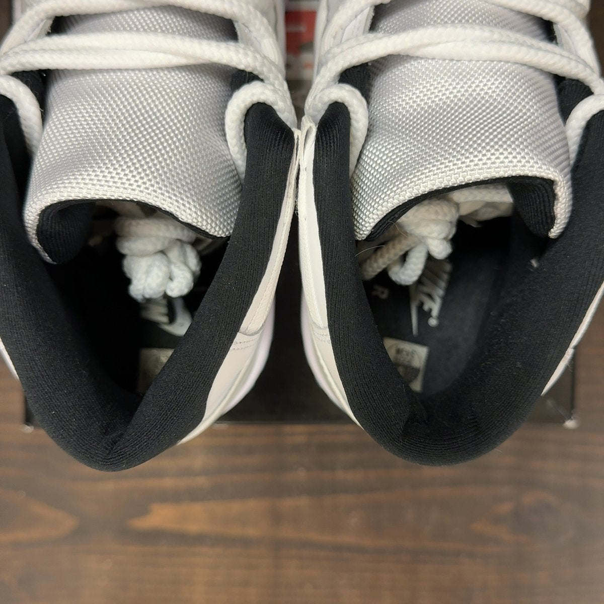 Jordan 11 Retro Legend Blue (2024) Size 9 (Pre-Owned) - aux