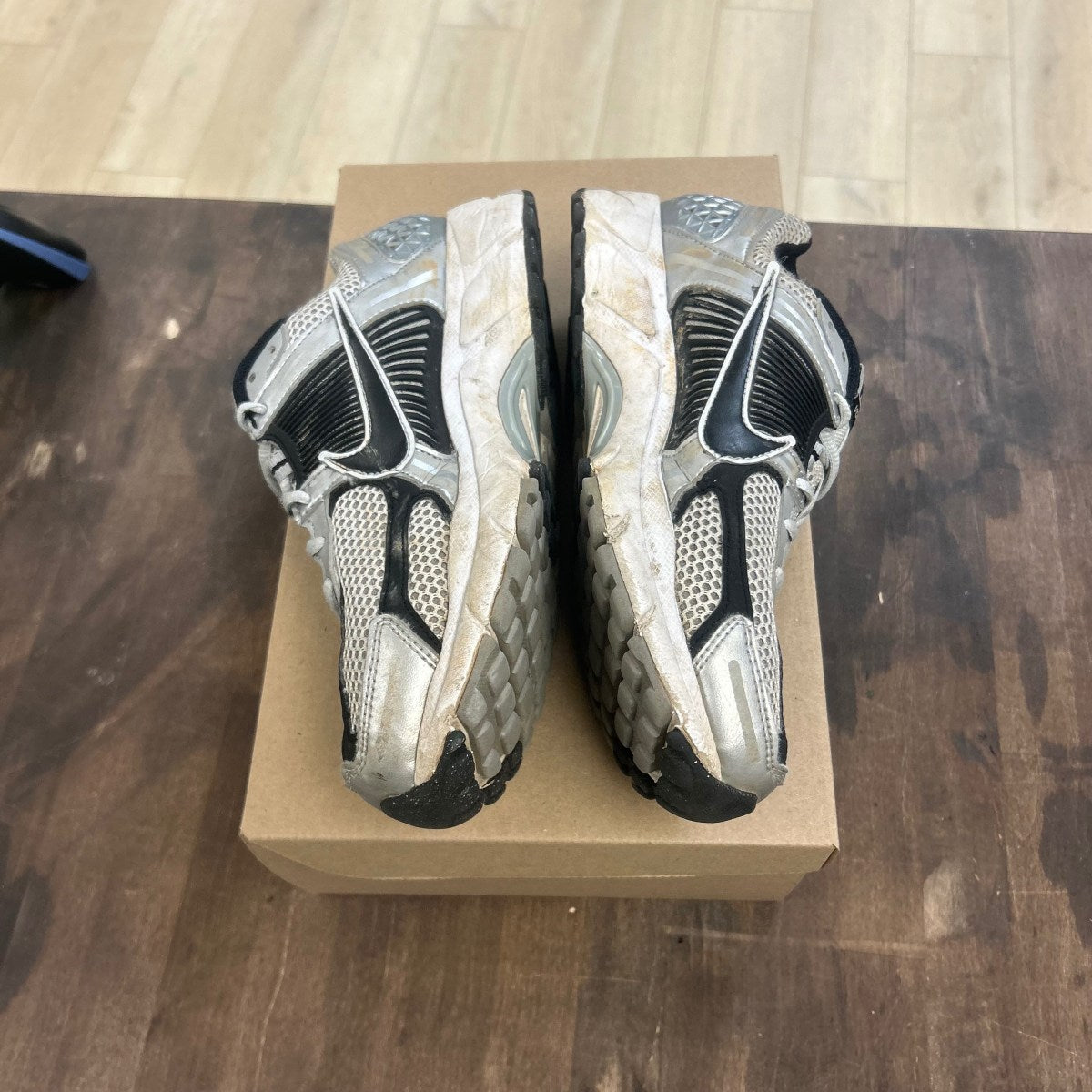 Nike Zoom Vomero 5 Metallic Silver Black Size 8 (Pre-Owned) - Image 3