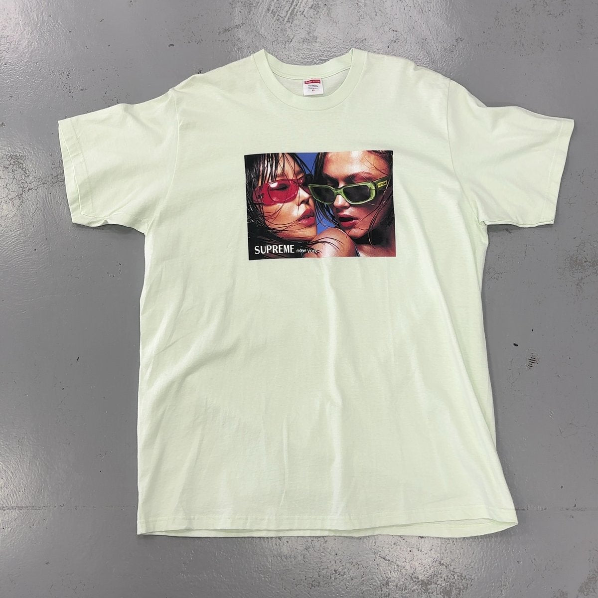 Supreme Tee Size XL (Pre-Owned) - front