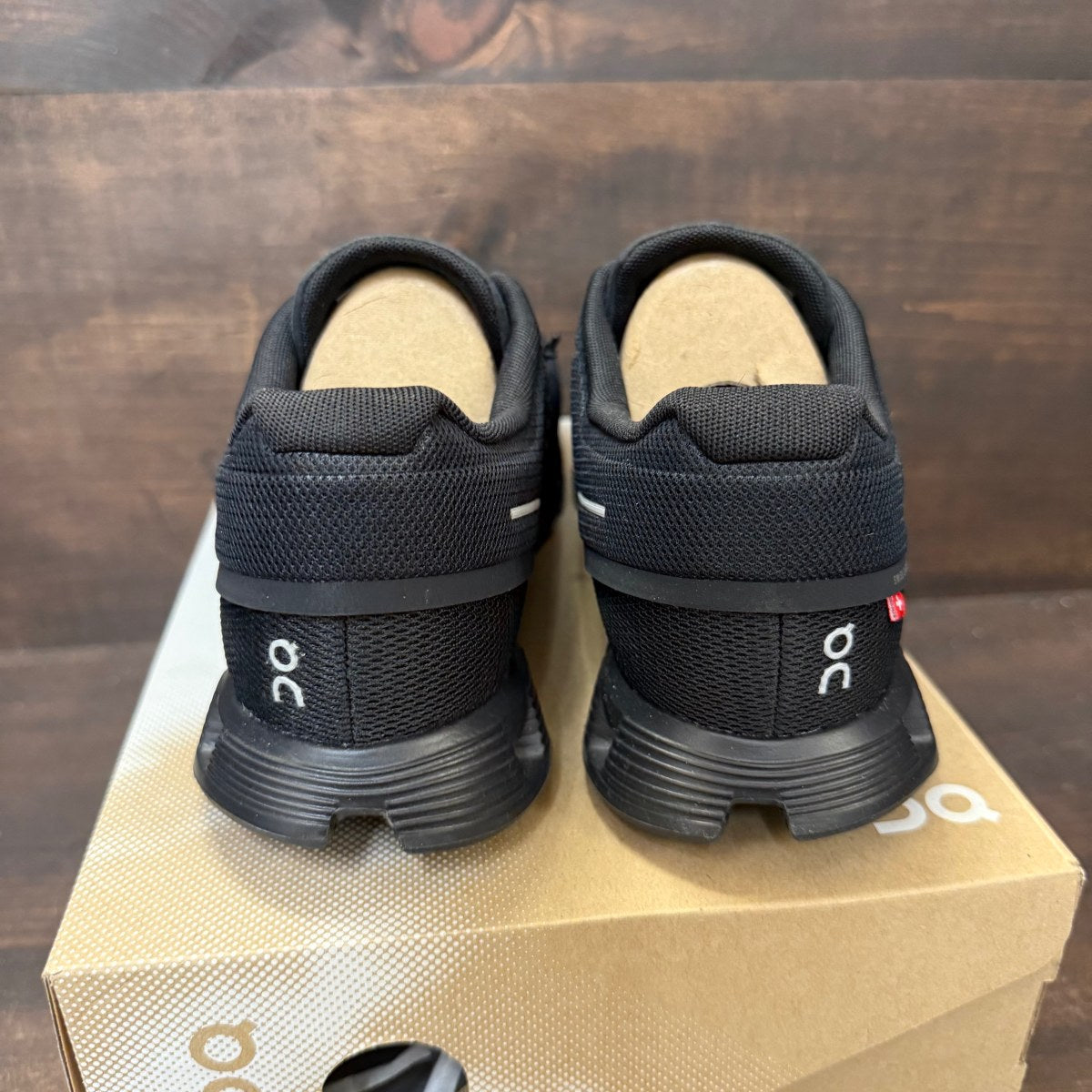 On Running Cloud 6 All Black Size 9.5 (Pre-Owned) - Image 4