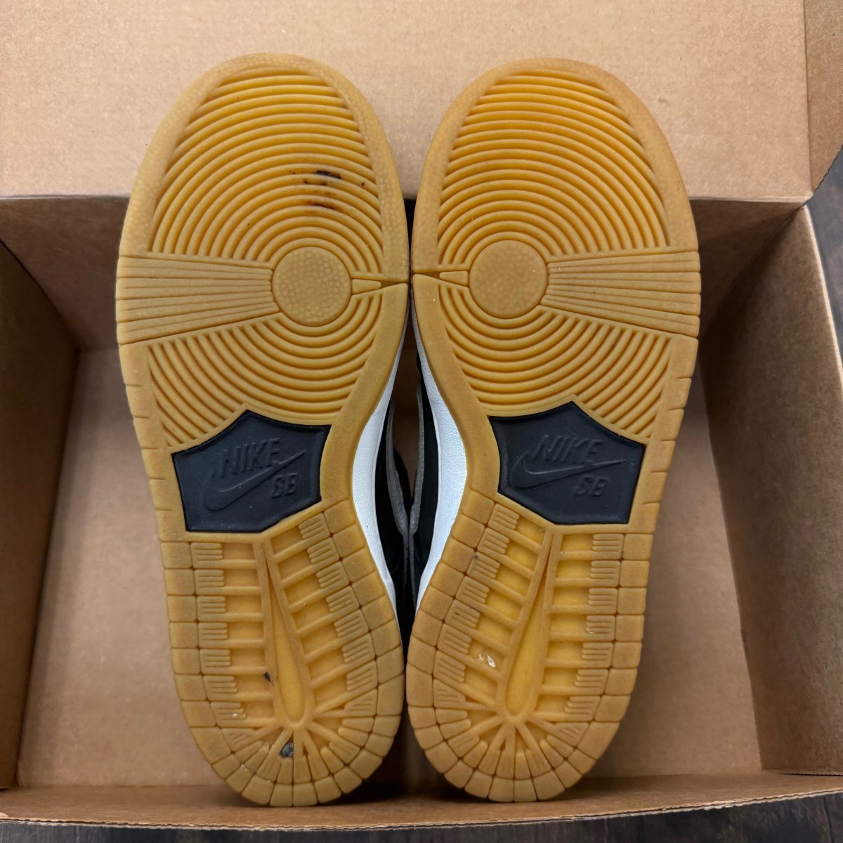 Nike SB Dunk Low Pro Black Gum Size 7 (Pre-Owned) - Image 5