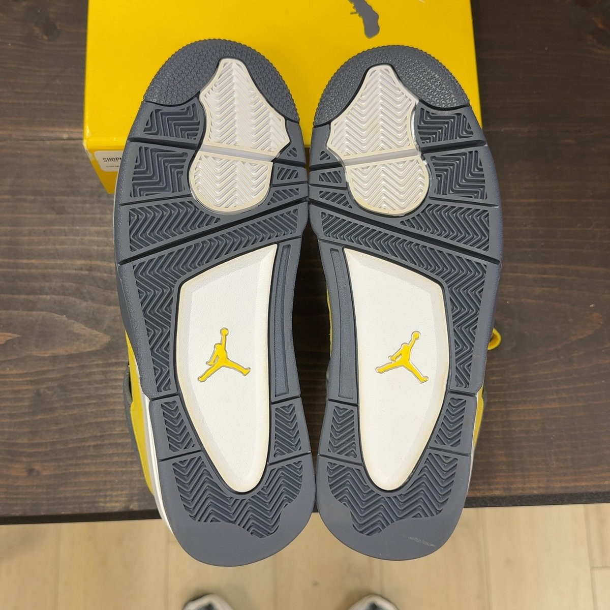 Jordan 4 Retro Lightning (2021) Size 9 (Pre-Owned) - aux
