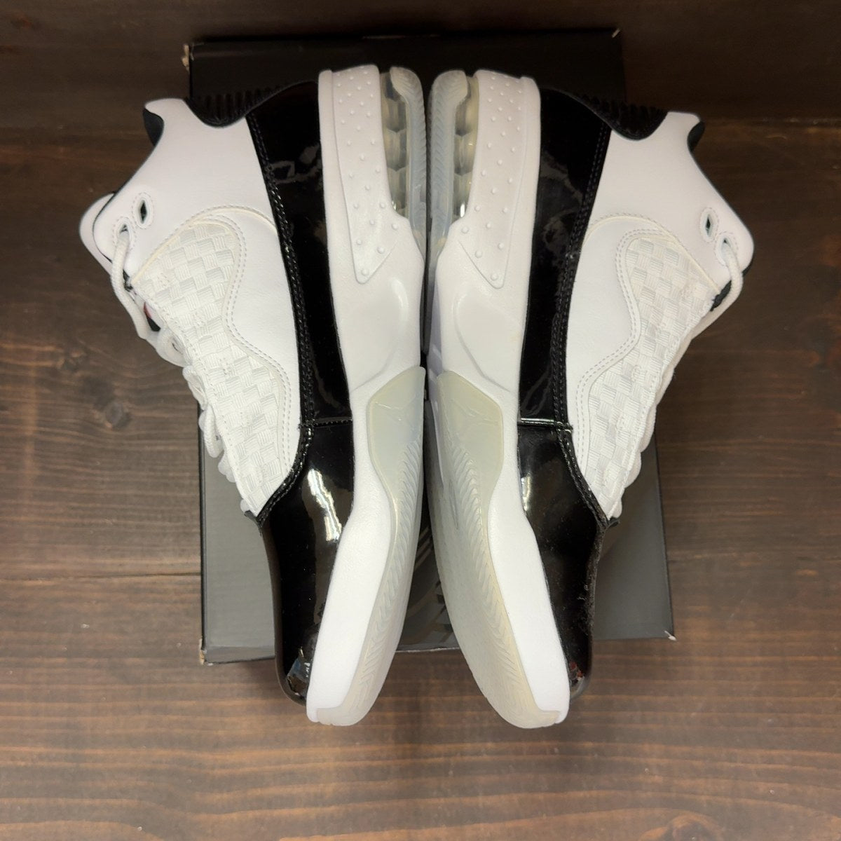 Jordan Max Aura 2 White Black Gym Red Size 9 (Pre-Owned) - Image 4
