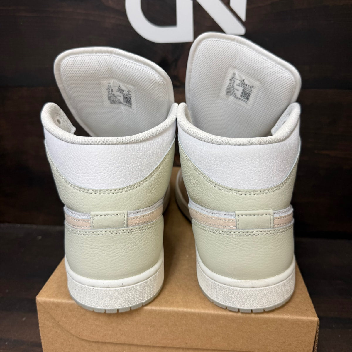 Jordan 1 Mid SE White Sea Glass Glacier Blue Guava Ice Size 10 (Pre-Owned) - Image 4