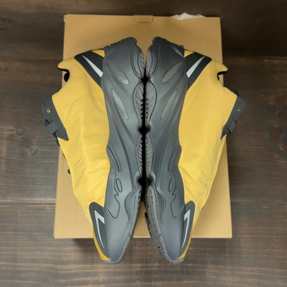 adidas Yeezy Boost 700 MNVN Honey Flux Size 9 (Pre-Owned) - aux