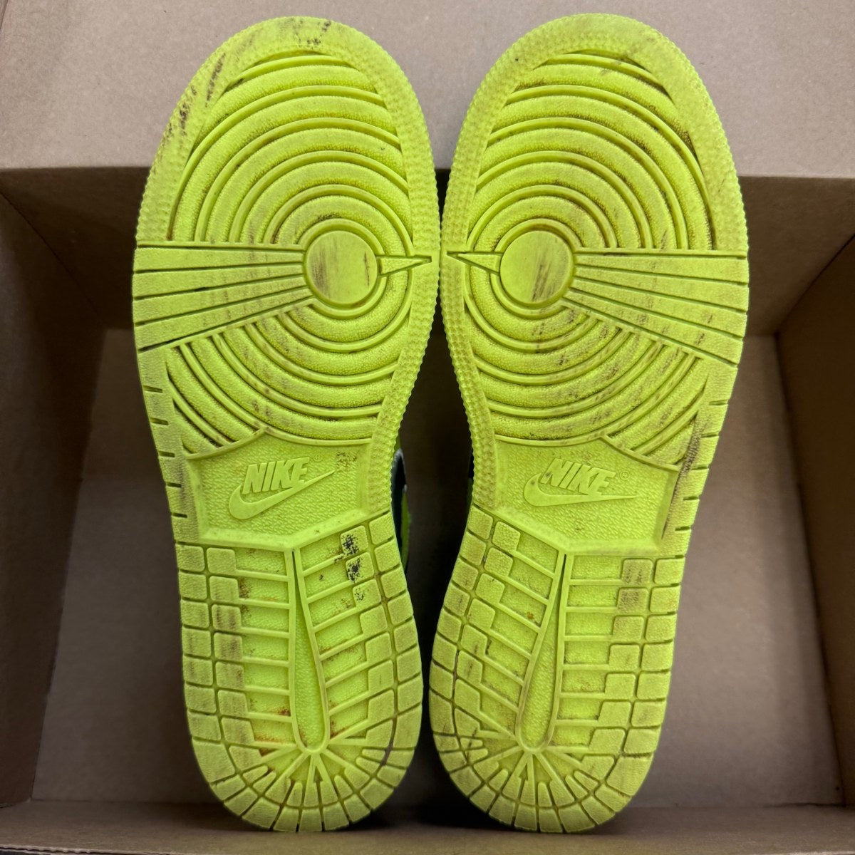 Jordan 1 Low SE Black Cat Volt (GS) Size 6Y (Pre-Owned) - Image 3