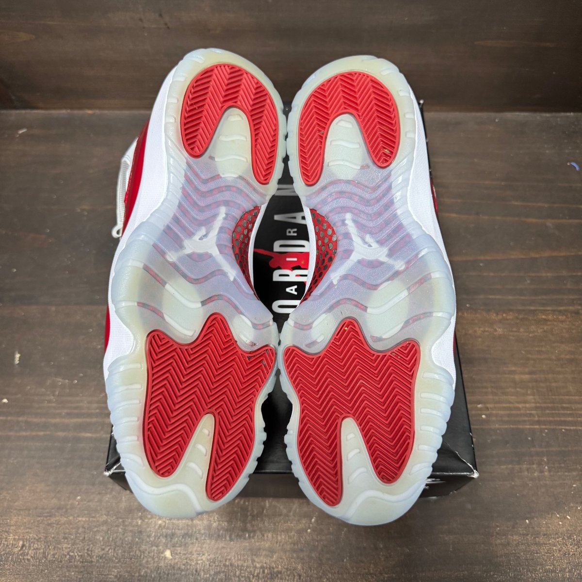 Jordan 11 Retro Cherry (2022) Size 11 (Pre-Owned) - box