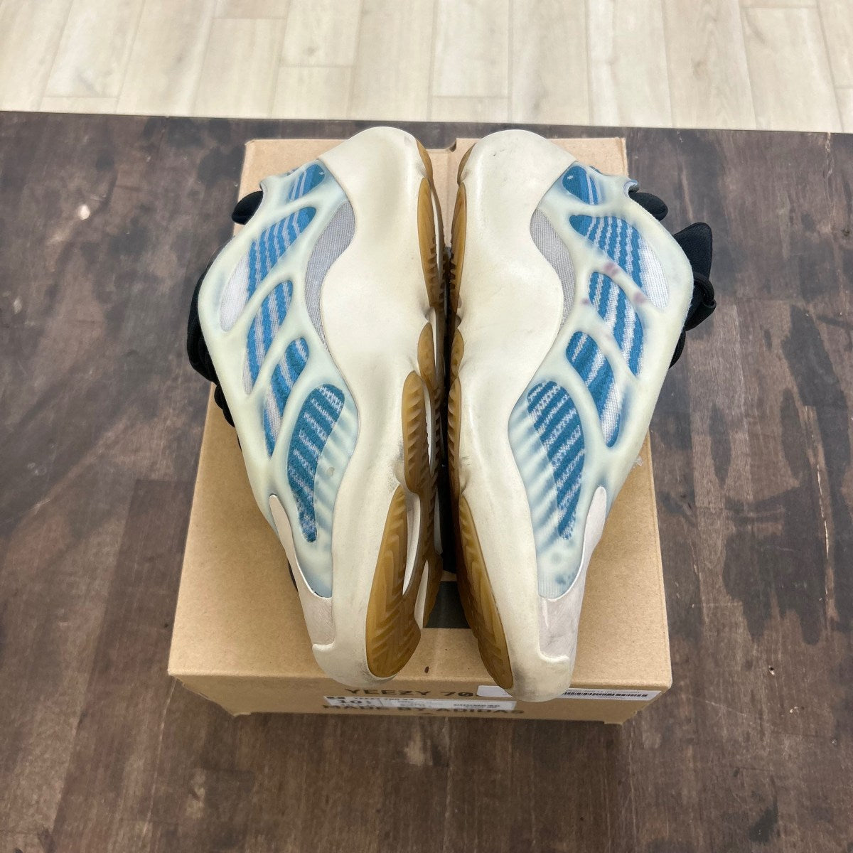 adidas Yeezy 700 V3 Kyanite Size 11 (Pre-Owned) - Image 3