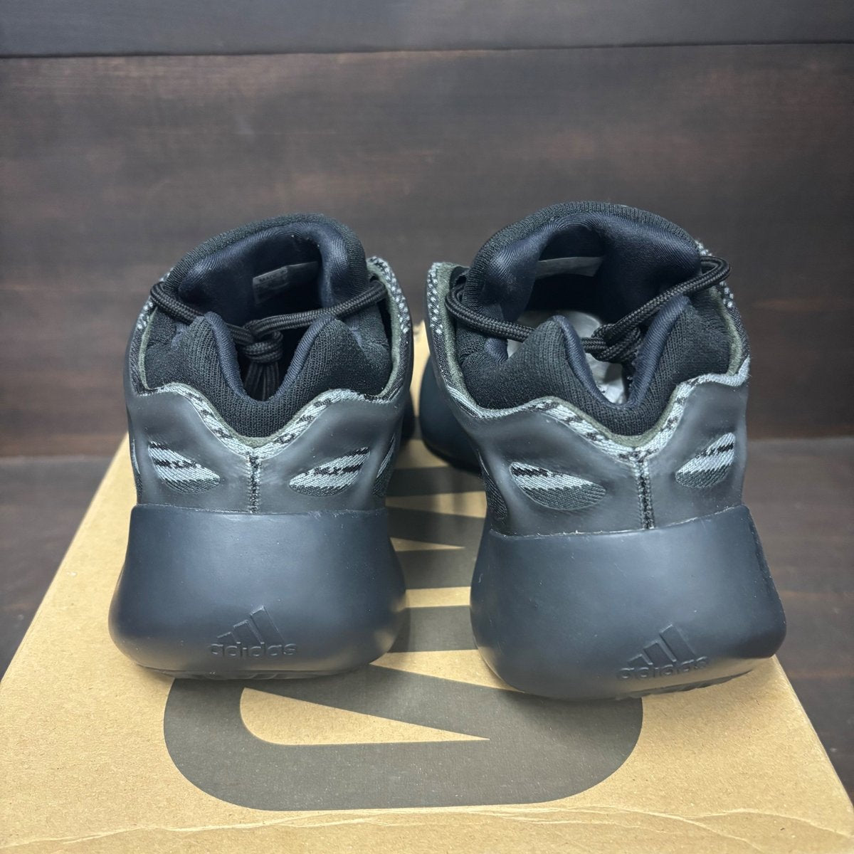 adidas Yeezy 700 V3 Alvah Size 7 (Pre-Owned) - sole