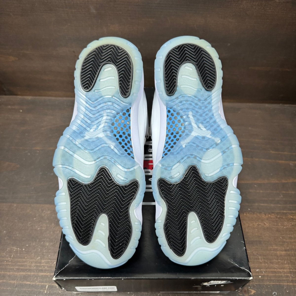 Jordan 11 Retro Legend Blue (2024) Size 8.5 (Pre-Owned) - box
