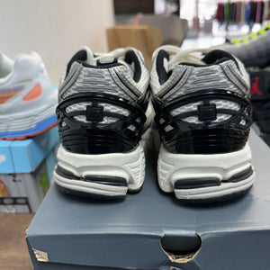 New Balance 1906R Silver Black Size 9.5 (Pre-Owned) - Image 4