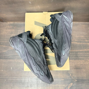 adidas Yeezy Boost 700 V2 Vanta Size 9 (Pre-Owned)